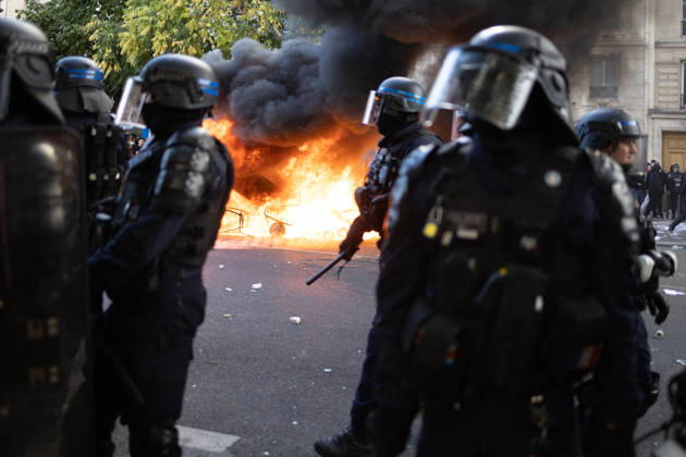 Student Demonstration - Paris RL Police forces next to burning barricades. Police forces and protesters clashes on the place de la nation on the sidelines of the students protest against the current state of public education, once again, on October 6, 2026, in Paris, France. They demand more resources for the national education system, and raise against the far right party - le Rassemblement National. Photo by Raphael Lafargue ABACAPRESS.COM Paris France Copyright: xLafarguexRaphael ABACAx
