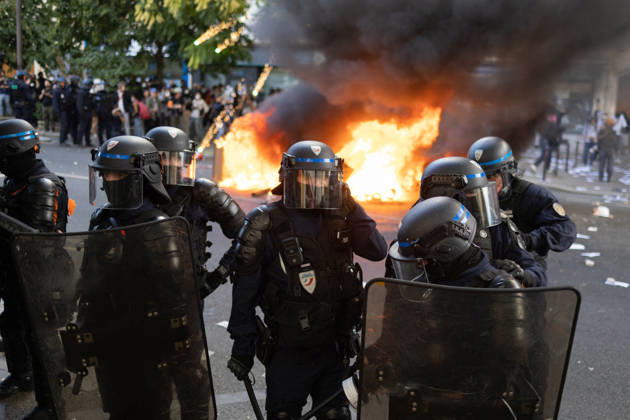 Student Demonstration - Paris RL Police forces next to burning barricades. Police forces and protesters clashes on the place de la nation on the sidelines of the students protest against the current state of public education, once again, on October 6, 2026, in Paris, France. They demand more resources for the national education system, and raise against the far right party - le Rassemblement National. Photo by Raphael Lafargue ABACAPRESS.COM Paris France Copyright: xLafarguexRaphael ABACAx