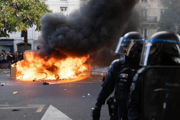 Student Demonstration - Paris RL Police forces next to burning barricades. Police forces and protesters clashes on the place de la nation on the sidelines of the students protest against the current state of public education, once again, on October 6, 2026, in Paris, France. They demand more resources for the national education system, and raise against the far right party - le Rassemblement National. Photo by Raphael Lafargue ABACAPRESS.COM Paris France Copyright: xLafarguexRaphael ABACAx