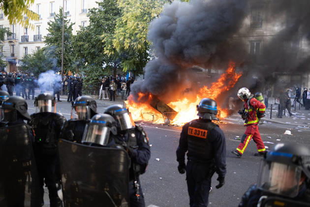 Student Demonstration - Paris RL Police forces next to burning barricades. Police forces and protesters clashes on the place de la nation on the sidelines of the students protest against the current state of public education, once again, on October 6, 2026, in Paris, France. They demand more resources for the national education system, and raise against the far right party - le Rassemblement National. Photo by Raphael Lafargue ABACAPRESS.COM Paris France Copyright: xLafarguexRaphael ABACAx