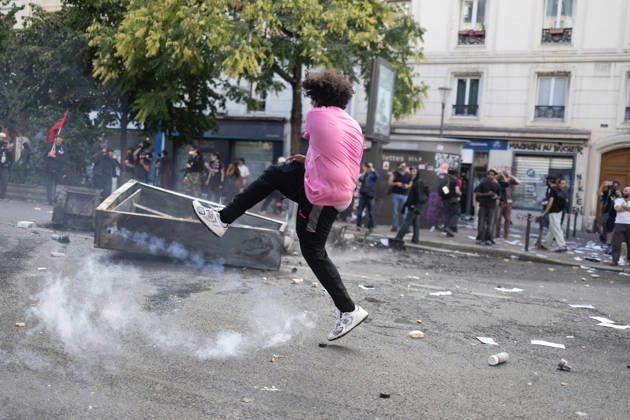 Student Demonstration - Paris RL Police forces and protesters clashes on the place de la nation on the sidelines of the students protest against the current state of public education, once again, on October 6, 2026, in Paris, France. They demand more resources for the national education system, and raise against the far right party - le Rassemblement National. Photo by Raphael Lafargue ABACAPRESS.COM Paris France Copyright: xLafarguexRaphael ABACAx