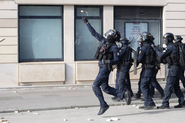 Student Demonstration - Paris RL Police forces and protesters clashes on the place de la nation on the sidelines of the students protest against the current state of public education, once again, on October 6, 2026, in Paris, France. They demand more resources for the national education system, and raise against the far right party - le Rassemblement National. Photo by Raphael Lafargue ABACAPRESS.COM Paris France  Copyright: xLafarguexRaphael ABACAx