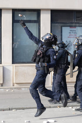 Student Demonstration - Paris RL Police forces and protesters clashes on the place de la nation on the sidelines of the students protest against the current state of public education, once again, on October 6, 2026, in Paris, France. They demand more resources for the national education system, and raise against the far right party - le Rassemblement National. Photo by Raphael Lafargue ABACAPRESS.COM Paris France  Copyright: xLafarguexRaphael ABACAx