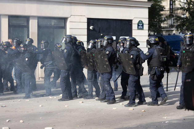 Student Demonstration - Paris RL Police forces and protesters clashes on the place de la nation on the sidelines of the students protest against the current state of public education, once again, on October 6, 2026, in Paris, France. They demand more resources for the national education system, and raise against the far right party - le Rassemblement National. Photo by Raphael Lafargue ABACAPRESS.COM Paris France  Copyright: xLafarguexRaphael ABACAx