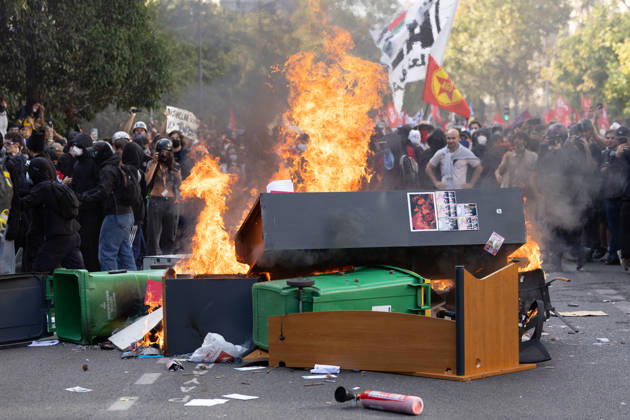 Student Demonstration - Paris RL Police forces next to burning barricades. Police forces and protesters clashes on the place de la nation on the sidelines of the students protest against the current state of public education, once again, on October 6, 2026, in Paris, France. They demand more resources for the national education system, and raise against the far right party - le Rassemblement National. Photo by Raphael Lafargue ABACAPRESS.COM Paris France  Copyright: xLafarguexRaphael ABACAx