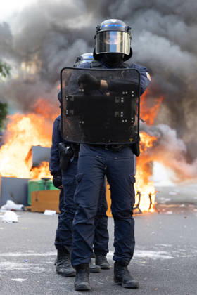 Student Demonstration - Paris RL Police forces next to burning barricades. Police forces and protesters clashes on the place de la nation on the sidelines of the students protest against the current state of public education, once again, on October 6, 2026, in Paris, France. They demand more resources for the national education system, and raise against the far right party - le Rassemblement National. Photo by Raphael Lafargue ABACAPRESS.COM Paris France  Copyright: xLafarguexRaphael ABACAx