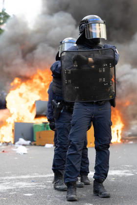 Student Demonstration - Paris RL Police forces next to burning barricades. Police forces and protesters clashes on the place de la nation on the sidelines of the students protest against the current state of public education, once again, on October 6, 2026, in Paris, France. They demand more resources for the national education system, and raise against the far right party - le Rassemblement National. Photo by Raphael Lafargue ABACAPRESS.COM Paris France  Copyright: xLafarguexRaphael ABACAx