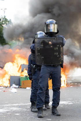 Student Demonstration - Paris RL Police forces next to burning barricades. Police forces and protesters clashes on the place de la nation on the sidelines of the students protest against the current state of public education, once again, on October 6, 2026, in Paris, France. They demand more resources for the national education system, and raise against the far right party - le Rassemblement National. Photo by Raphael Lafargue ABACAPRESS.COM Paris France  Copyright: xLafarguexRaphael ABACAx