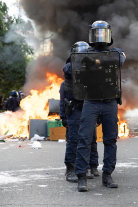 Student Demonstration - Paris RL Police forces next to burning barricades. Police forces and protesters clashes on the place de la nation on the sidelines of the students protest against the current state of public education, once again, on October 6, 2026, in Paris, France. They demand more resources for the national education system, and raise against the far right party - le Rassemblement National. Photo by Raphael Lafargue ABACAPRESS.COM Paris France  Copyright: xLafarguexRaphael ABACAx