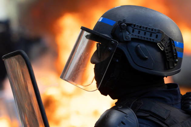 Student Demonstration - Paris RL Police forces next to burning barricades. Police forces and protesters clashes on the place de la nation on the sidelines of the students protest against the current state of public education, once again, on October 6, 2026, in Paris, France. They demand more resources for the national education system, and raise against the far right party - le Rassemblement National. Photo by Raphael Lafargue ABACAPRESS.COM Paris France  Copyright: xLafarguexRaphael ABACAx