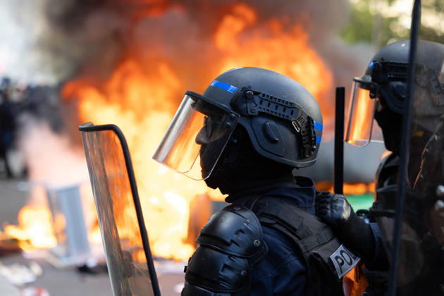 Student Demonstration - Paris RL Police forces next to burning barricades. Police forces and protesters clashes on the place de la nation on the sidelines of the students protest against the current state of public education, once again, on October 6, 2026, in Paris, France. They demand more resources for the national education system, and raise against the far right party - le Rassemblement National. Photo by Raphael Lafargue ABACAPRESS.COM Paris France  Copyright: xLafarguexRaphael ABACAx