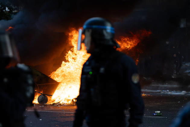 Student Demonstration - Paris RL Police forces next to burning barricades. Police forces and protesters clashes on the place de la nation on the sidelines of the students protest against the current state of public education, once again, on October 6, 2026, in Paris, France. They demand more resources for the national education system, and raise against the far right party - le Rassemblement National. Photo by Raphael Lafargue ABACAPRESS.COM Paris France  Copyright: xLafarguexRaphael ABACAx