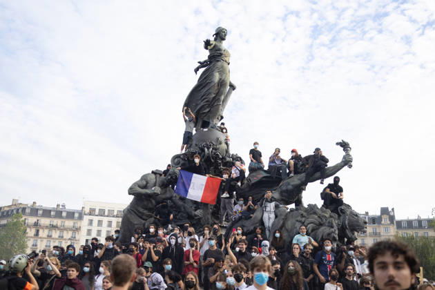 Student Demonstration - Paris RL Protesters on the statue Le Triomphe de la République on the place de la nation during the students protest against the current state of public education, once again, on October 6, 2026, in Paris, France. They demand more resources for the national education system, and raise against the far right party - le Rassemblement National. Photo by Raphael Lafargue ABACAPRESS.COM Paris France  Copyright: xLafarguexRaphael ABACAx