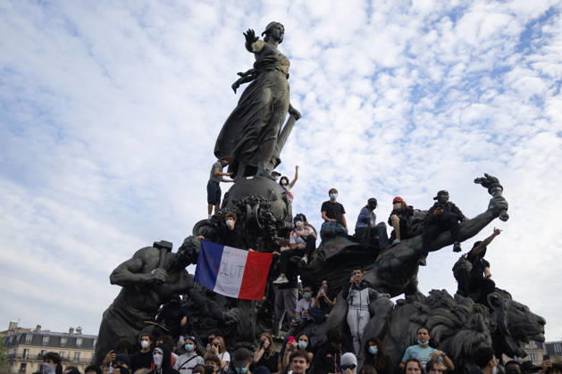 Student Demonstration - Paris RL Protesters on the statue Le Triomphe de la République on the place de la nation during the students protest against the current state of public education, once again, on October 6, 2026, in Paris, France. They demand more resources for the national education system, and raise against the far right party - le Rassemblement National. Photo by Raphael Lafargue ABACAPRESS.COM Paris France  Copyright: xLafarguexRaphael ABACAx