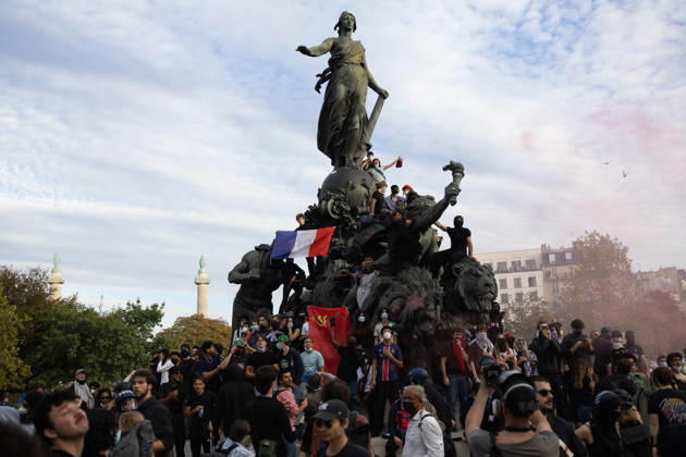 Student Demonstration - Paris RL Protesters on the statue Le Triomphe de la République on the place de la nation during the students protest against the current state of public education, once again, on October 6, 2026, in Paris, France. They demand more resources for the national education system, and raise against the far right party - le Rassemblement National. Photo by Raphael Lafargue ABACAPRESS.COM Paris France  Copyright: xLafarguexRaphael ABACAx
