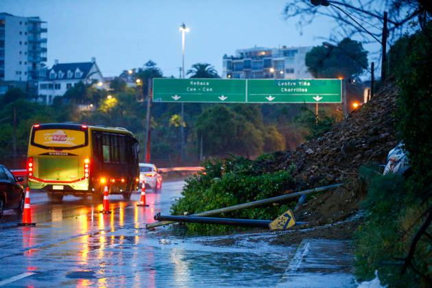 Vina del Mar, October 6, 2026 A landslide of earth and rocks affected Avenida Espana, between the Capuchinos Bridge and Caleta Abarca, caused by the storm front affecting the region. The landslide has closed a road to vehicular traffic. Manuel Lema Aton Chile, Vina del Mar, Chile Aton 1197160  Copyright: MANUELxLEMA ATONxCHILE