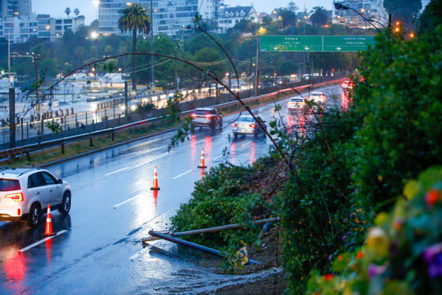 Vina del Mar, October 6, 2026 A landslide of earth and rocks affected Avenida Espana, between the Capuchinos Bridge and Caleta Abarca, caused by the severe weather system affecting the region. The landslide has closed a road to vehicular traffic. Manuel Lema Aton Chile, Vina del Mar, Chile Aton 1197162  Copyright: MANUELxLEMA ATONxCHILE