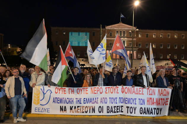 Protest against Marco Rubio™s visit in Athens Protesters hold an anti-war banner and wave Palestinian and Cuban flags in front of the Greek Parliament during a demonstration against the visit of U.S. Secretary of State Marco Rubio in Athens. Athens Greece Copyright: xNicolasxKoutsokostasxNicolasxKoutsokostasx DSC_202610060214