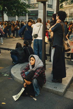 Paris Students Protest Education Conditions A demonstrator wearing a patterned scarf sits on a curb as a crowd gathers behind her in Paris, France, on October 6, 2026. France s Interior Ministry said 256,000 people marched nationwide, including 56,000 in Paris, during the student-led day of action over school conditions. High school students called for more education funding and staff, smaller classes and improved facilities, with teachers, parents and unions joining demonstrations. Paris Ile de France France Copyright: xDavoodxMaeilix