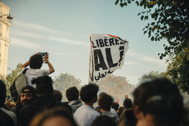 Paris Students Protest Education Conditions A white protest banner is raised above a crowd of demonstrators in Paris, France, on October 6, 2026. France s Interior Ministry said 256,000 people marched nationwide, including 56,000 in Paris, during the student-led day of action over school conditions. High school students called for more education funding and staff, smaller classes and improved facilities, with teachers, parents and unions joining demonstrations. Paris Ile de France France Copyright: xDavoodxMaeilix