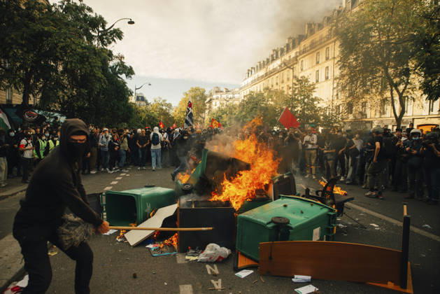 Paris Students Protest Education Conditions A demonstrator moves beside a burning barricade as flames rise from street furniture in Paris, France, on October 6, 2026. France s Interior Ministry said 256,000 people marched nationwide, including 56,000 in Paris, during the student-led day of action over school conditions. High school students called for more education funding and staff, smaller classes and improved facilities, with teachers, parents and unions joining demonstrations. Paris Ile de France France Copyright: xDavoodxMaeilix