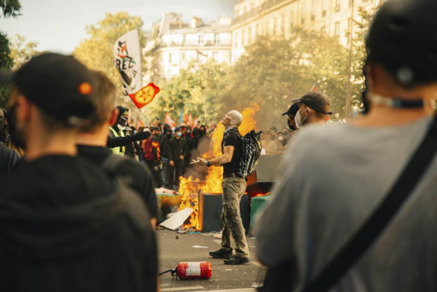 Paris Students Protest Education Conditions A demonstrator stands near a burning barricade as a crowd watches from behind in Paris, France, on October 6, 2026. France s Interior Ministry said 256,000 people marched nationwide, including 56,000 in Paris, during the student-led day of action over school conditions. High school students called for more education funding and staff, smaller classes and improved facilities, with teachers, parents and unions joining demonstrations. Paris Ile de France France Copyright: xDavoodxMaeilix