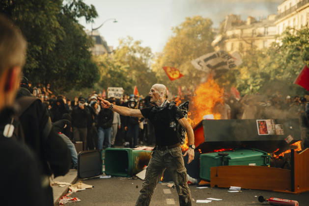 Paris Students Protest Education Conditions Demonstrators gather around a burning barricade as flames rise in the street in Paris, France, on October 6, 2026. France s Interior Ministry said 256,000 people marched nationwide, including 56,000 in Paris, during the student-led day of action over school conditions. High school students called for more education funding and staff, smaller classes and improved facilities, with teachers, parents and unions joining demonstrations. Paris Ile de France France Copyright: xDavoodxMaeilix