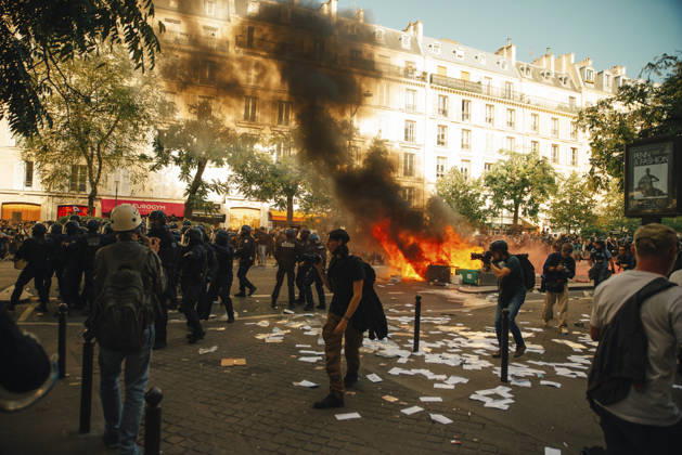 Paris Students Protest Education Conditions Demonstrators move through a street as thick black smoke rises from a burning barricade in Paris, France, on October 6, 2026. France s Interior Ministry said 256,000 people marched nationwide, including 56,000 in Paris, during the student-led day of action over school conditions. High school students called for more education funding and staff, smaller classes and improved facilities, with teachers, parents and unions joining demonstrations. Paris Ile de France France Copyright: xDavoodxMaeilix