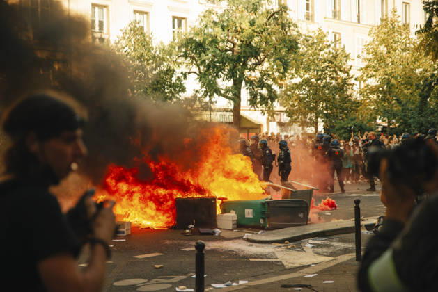 Paris Students Protest Education Conditions A large fire burns in the street as demonstrators gather nearby in Paris, France, on October 6, 2026. France s Interior Ministry said 256,000 people marched nationwide, including 56,000 in Paris, during the student-led day of action over school conditions. High school students called for more education funding and staff, smaller classes and improved facilities, with teachers, parents and unions joining demonstrations. Paris Ile de France France Copyright: xDavoodxMaeilix