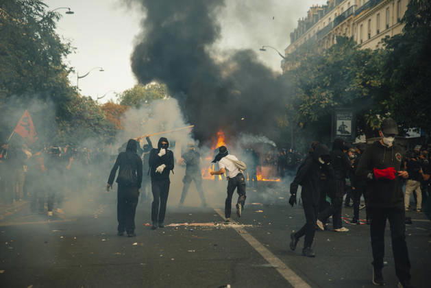 Paris Students Protest Education Conditions Demonstrators move through smoke as a fire burns farther down the street in Paris, France, on October 6, 2026. France s Interior Ministry said 256,000 people marched nationwide, including 56,000 in Paris, during the student-led day of action over school conditions. High school students called for more education funding and staff, smaller classes and improved facilities, with teachers, parents and unions joining demonstrations. Paris Ile de France France Copyright: xDavoodxMaeilix