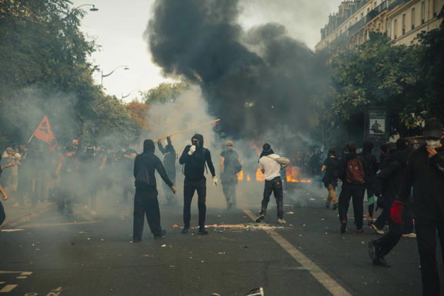 Paris Students Protest Education Conditions Demonstrators stand in a smoke-filled street near a burning barricade in Paris, France, on October 6, 2026. France s Interior Ministry said 256,000 people marched nationwide, including 56,000 in Paris, during the student-led day of action over school conditions. High school students called for more education funding and staff, smaller classes and improved facilities, with teachers, parents and unions joining demonstrations. Paris Ile de France France Copyright: xDavoodxMaeilix