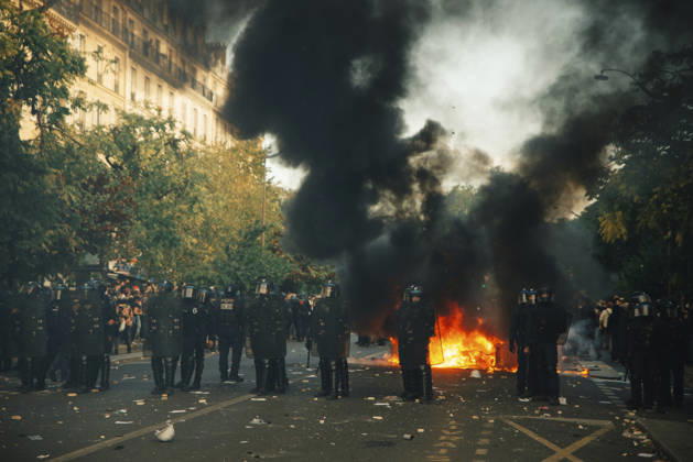Paris Students Protest Education Conditions A crowd faces a burning barricade sending thick black smoke into the air in Paris, France, on October 6, 2026. France s Interior Ministry said 256,000 people marched nationwide, including 56,000 in Paris, during the student-led day of action over school conditions. High school students called for more education funding and staff, smaller classes and improved facilities, with teachers, parents and unions joining demonstrations. Paris Ile de France France Copyright: xDavoodxMaeilix