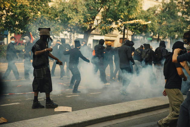 Paris Students Protest Education Conditions A riot police officer stands in the foreground as demonstrators move through tear gas in Paris, France, on October 6, 2026. France s Interior Ministry said 256,000 people marched nationwide, including 56,000 in Paris, during the student-led day of action over school conditions. High school students called for more education funding and staff, smaller classes and improved facilities, with teachers, parents and unions joining demonstrations. Paris Ile de France France Copyright: xDavoodxMaeilix