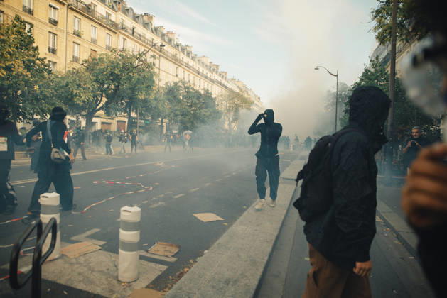 Paris Students Protest Education Conditions A demonstrator runs along a pavement through lingering tear gas in Paris, France, on October 6, 2026. France s Interior Ministry said 256,000 people marched nationwide, including 56,000 in Paris, during the student-led day of action over school conditions. High school students called for more education funding and staff, smaller classes and improved facilities, with teachers, parents and unions joining demonstrations. Paris Ile de France France Copyright: xDavoodxMaeilix