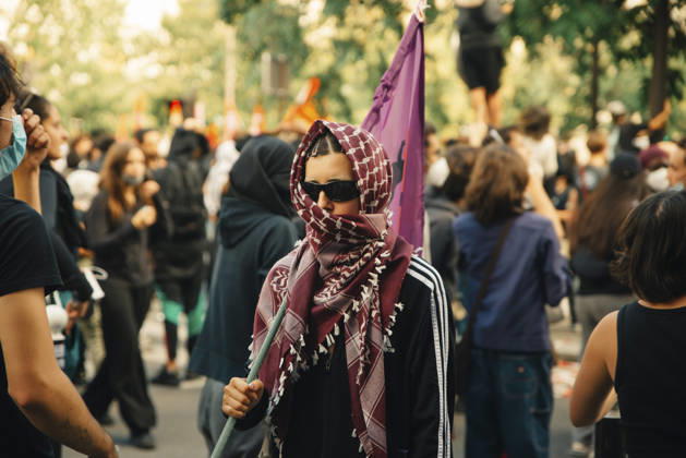 Paris Students Protest Education Conditions A demonstrator wearing sunglasses and a patterned scarf stands in a crowd beside a purple flag in Paris, France, on October 6, 2026. France s Interior Ministry said 256,000 people marched nationwide, including 56,000 in Paris, during the student-led day of action over school conditions. High school students called for more education funding and staff, smaller classes and improved facilities, with teachers, parents and unions joining demonstrations. Paris Ile de France France Copyright: xDavoodxMaeilix