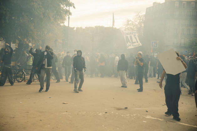 Paris Students Protest Education Conditions Demonstrators run through a smoke-filled street during clashes in Paris, France, on October 6, 2026. France s Interior Ministry said 256,000 people marched nationwide, including 56,000 in Paris, during the student-led day of action over school conditions. High school students called for more education funding and staff, smaller classes and improved facilities, with teachers, parents and unions joining demonstrations. Paris Ile de France France Copyright: xDavoodxMaeilix