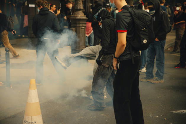Paris Students Protest Education Conditions A demonstrator steps through tear gas near other protesters in the street in Paris, France, on October 6, 2026. France s Interior Ministry said 256,000 people marched nationwide, including 56,000 in Paris, during the student-led day of action over school conditions. High school students called for more education funding and staff, smaller classes and improved facilities, with teachers, parents and unions joining demonstrations. Paris Ile de France France Copyright: xDavoodxMaeilix
