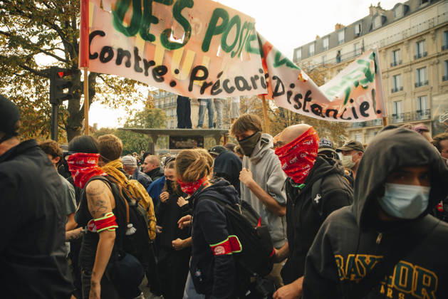 Paris Students Protest Education Conditions Masked demonstrators gather beneath a large protest banner in Paris, France, on October 6, 2026. France s Interior Ministry said 256,000 people marched nationwide, including 56,000 in Paris, during the student-led day of action over school conditions. High school students called for more education funding and staff, smaller classes and improved facilities, with teachers, parents and unions joining demonstrations. Paris Ile de France France Copyright: xDavoodxMaeilix