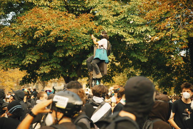 Paris Students Protest Education Conditions A demonstrator stands above a crowd in Paris, France, on October 6, 2026. France s Interior Ministry said 256,000 people marched nationwide, including 56,000 in Paris, during the student-led day of action over school conditions. High school students called for more education funding and staff, smaller classes and improved facilities, with teachers, parents and unions joining demonstrations. Paris Ile de France France Copyright: xDavoodxMaeilix