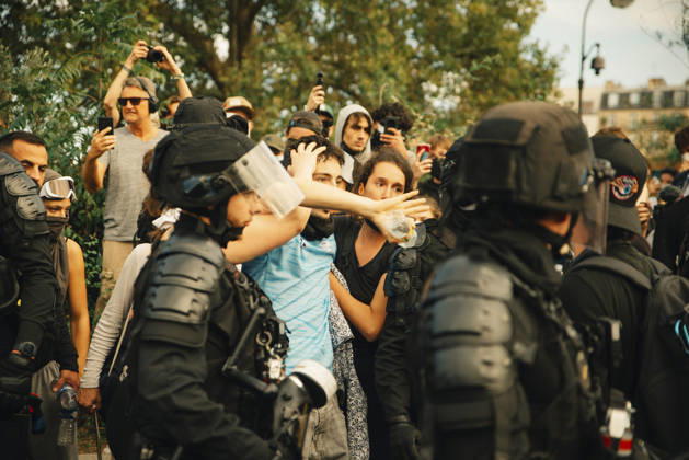 Paris Students Protest Education Conditions Riot police push into a crowd of demonstrators during clashes in Paris, France, on October 6, 2026. France s Interior Ministry said 256,000 people marched nationwide, including 56,000 in Paris, during the student-led day of action over school conditions. High school students called for more education funding and staff, smaller classes and improved facilities, with teachers, parents and unions joining demonstrations. Paris Ile de France France Copyright: xDavoodxMaeilix