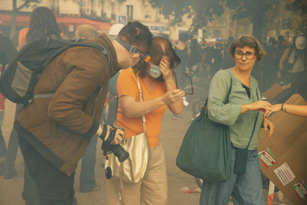 Paris Students Protest Education Conditions Demonstrators cover their faces while moving through smoke in Paris, France, on October 6, 2026. France s Interior Ministry said 256,000 people marched nationwide, including 56,000 in Paris, during the student-led day of action over school conditions. High school students called for more education funding and staff, smaller classes and improved facilities, with teachers, parents and unions joining demonstrations. Paris Ile de France France Copyright: xDavoodxMaeilix
