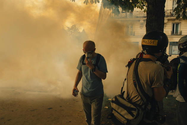 Paris Students Protest Education Conditions A demonstrator covers his face while standing near a journalist in a cloud of tear gas in Paris, France, on October 6, 2026. France s Interior Ministry said 256,000 people marched nationwide, including 56,000 in Paris, during the student-led day of action over school conditions. High school students called for more education funding and staff, smaller classes and improved facilities, with teachers, parents and unions joining demonstrations. Paris Ile de France France Copyright: xDavoodxMaeilix