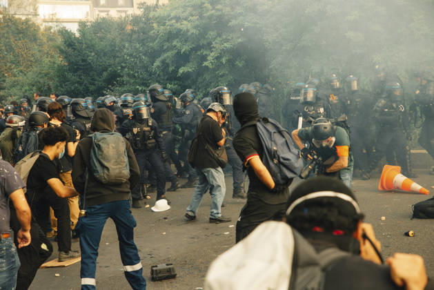 Paris Students Protest Education Conditions Demonstrators and journalists move through smoke during clashes in Paris, France, on October 6, 2026. France s Interior Ministry said 256,000 people marched nationwide, including 56,000 in Paris, during the student-led day of action over school conditions. High school students called for more education funding and staff, smaller classes and improved facilities, with teachers, parents and unions joining demonstrations. Paris Ile de France France Copyright: xDavoodxMaeilix