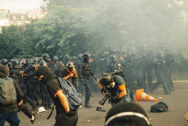Paris Students Protest Education Conditions Demonstrators crouch and move through tear gas as others gather behind them in Paris, France, on October 6, 2026. France s Interior Ministry said 256,000 people marched nationwide, including 56,000 in Paris, during the student-led day of action over school conditions. High school students called for more education funding and staff, smaller classes and improved facilities, with teachers, parents and unions joining demonstrations. Paris Ile de France France Copyright: xDavoodxMaeilix