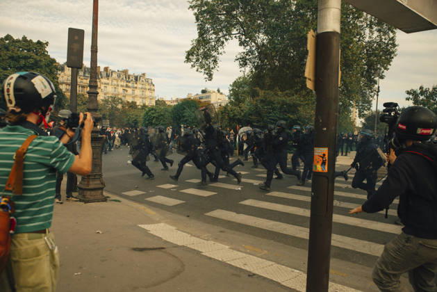 Paris Students Protest Education Conditions Demonstrators run across a junction as riot police advance nearby in Paris, France, on October 6, 2026. France s Interior Ministry said 256,000 people marched nationwide, including 56,000 in Paris, during the student-led day of action over school conditions. High school students called for more education funding and staff, smaller classes and improved facilities, with teachers, parents and unions joining demonstrations. Paris Ile de France France Copyright: xDavoodxMaeilix