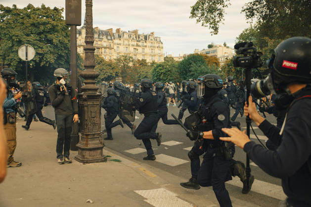 Paris Students Protest Education Conditions Demonstrators and photographers move quickly as riot police advance across a junction in Paris, France, on October 6, 2026. France s Interior Ministry said 256,000 people marched nationwide, including 56,000 in Paris, during the student-led day of action over school conditions. High school students called for more education funding and staff, smaller classes and improved facilities, with teachers, parents and unions joining demonstrations. Paris Ile de France France Copyright: xDavoodxMaeilix
