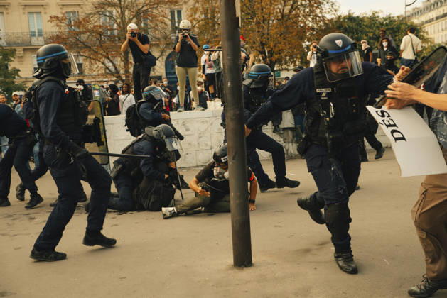 Paris Students Protest Education Conditions Riot police surround a person on the ground during clashes in Paris, France, on October 6, 2026. France s Interior Ministry said 256,000 people marched nationwide, including 56,000 in Paris, during the student-led day of action over school conditions. High school students called for more education funding and staff, smaller classes and improved facilities, with teachers, parents and unions joining demonstrations. Paris Ile de France France Copyright: xDavoodxMaeilix