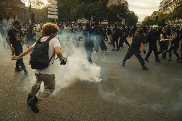 Paris Students Protest Education Conditions A demonstrator runs past a smoking tear gas canister as people scatter in the street in Paris, France, on October 6, 2026. France s Interior Ministry said 256,000 people marched nationwide, including 56,000 in Paris, during the student-led day of action over school conditions. High school students called for more education funding and staff, smaller classes and improved facilities, with teachers, parents and unions joining demonstrations. Paris Ile de France France Copyright: xDavoodxMaeilix