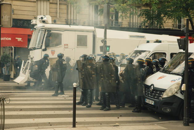 Paris Students Protest Education Conditions Riot police gather beside police vehicles as smoke hangs over a junction in Paris, France, on October 6, 2026. France s Interior Ministry said 256,000 people marched nationwide, including 56,000 in Paris, during the student-led day of action over school conditions. High school students called for more education funding and staff, smaller classes and improved facilities, with teachers, parents and unions joining demonstrations. Paris Ile de France France Copyright: xDavoodxMaeilix