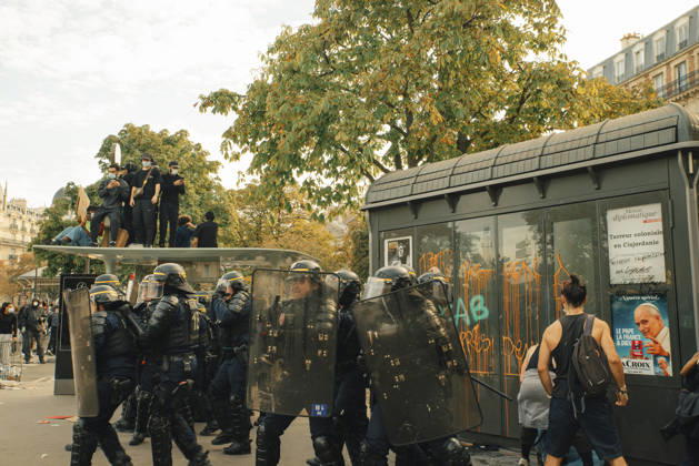 Paris Students Protest Education Conditions Demonstrators stand on a bus shelter as riot police form a line nearby in Paris, France, on October 6, 2026. France s Interior Ministry said 256,000 people marched nationwide, including 56,000 in Paris, during the student-led day of action over school conditions. High school students called for more education funding and staff, smaller classes and improved facilities, with teachers, parents and unions joining demonstrations. Paris Ile de France France Copyright: xDavoodxMaeilix